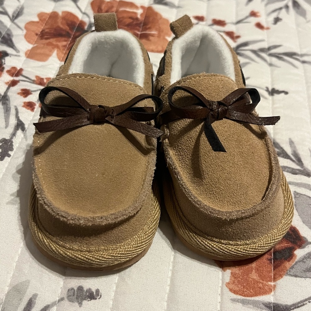 Bearpaw Baby Boy size 6-12 months slip on shoes. New w/o tags.
